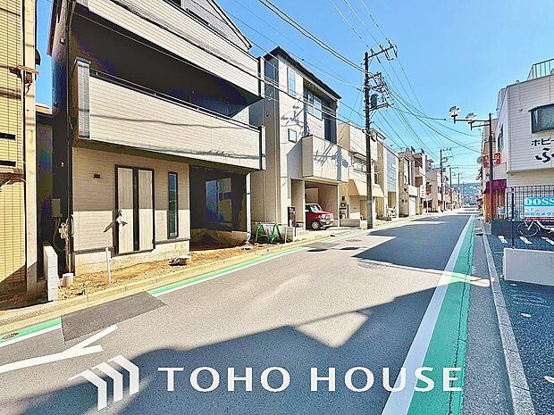 街並みの風景に包み込まれながら、瀟洒な印象も湛えて佇みます。