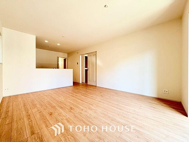 光が注がれる青い空から鮮やかに赤色にゆっくりと染まる。そんな優しい時間がここでは流れてゆく。