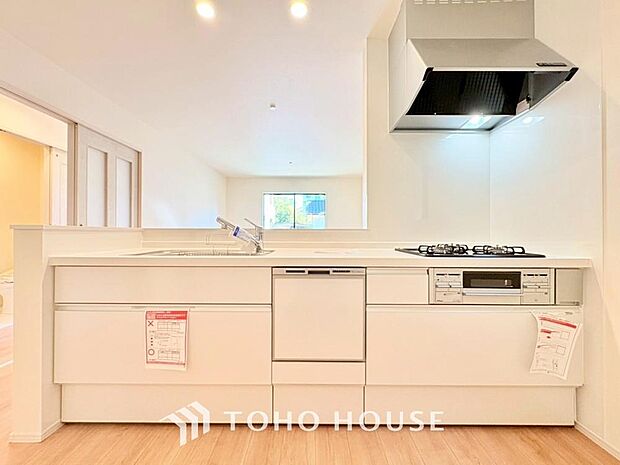 夫婦そろってキッチンに立っても調理がしやすく余裕の広さ。家事をしながら会話も弾みます。