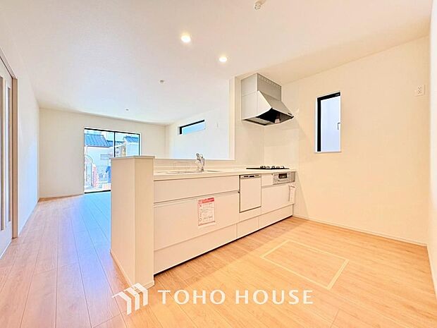 キッチンの収納は、デッドスペースになりやすい箇所を有効活用できる、スライド式収納を採用しました。