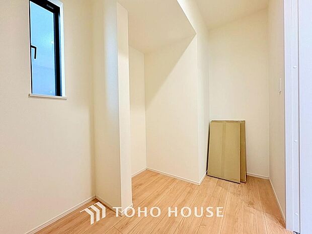 忙しい共働き世帯など、食品の買い置きや日用品のストックに大変便利なパントリー収納が備わってます。