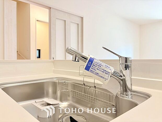 ワンタッチで浄水と原水を切り替えできる浄水器一体型水栓は水道水に含まれる有害物質を除去してくれます。