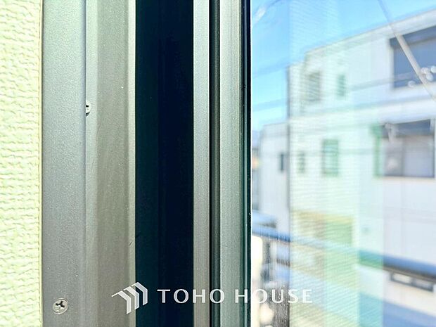 二層のガラスの間に空気層や特殊ガス層を作ることで断熱性能や結露防止効果を高めたサッシを装備してます。