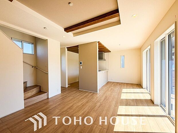 リビングも広く設け、訪れる人々を暖かく迎えてくれます。