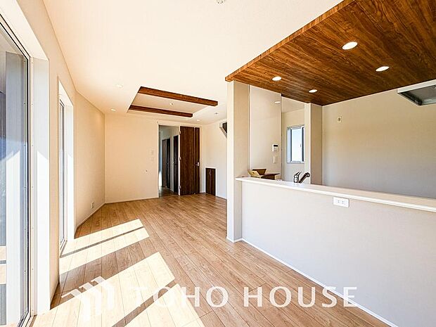 光が注がれる青い空から鮮やかに赤色にゆっくりと染まる。そんな優しい時間がここでは流れてゆく。