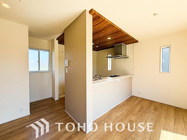 広々キッチンを採用。みんなで作った料理を召し上がりながらの会話は、どのような物になるのでしょうか。