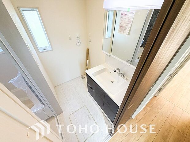 お家の中でも特にプライベートスペースとなる洗面所は、洗濯場所と浴室を同じ空間でまとめております。