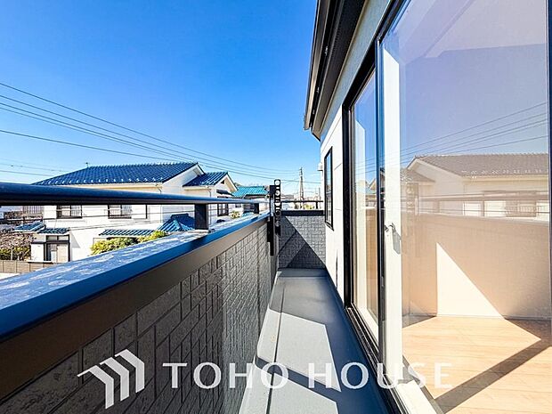 頬をなでる優しい風を感じることが出来るバルコニー。つい深呼吸をしたくなる気持ちの良い眺望です。