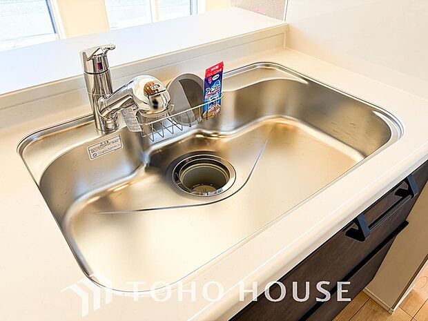 ワンタッチで浄水と原水を切り替えできる浄水器一体型水栓は水道水に含まれる有害物質を除去してくれます。