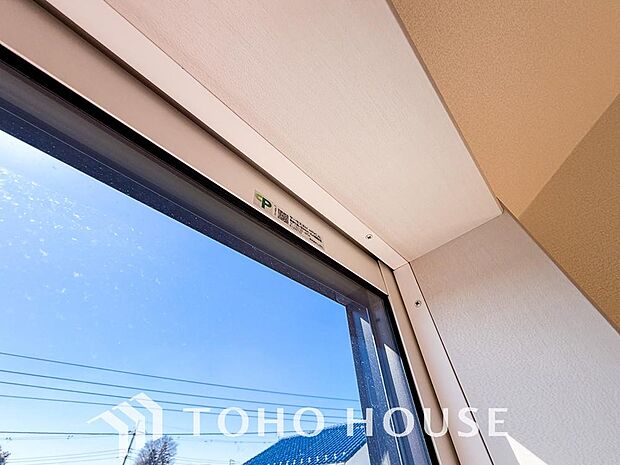 二層のガラスの間に空気層や特殊ガス層を作ることで断熱性能や結露防止効果を高めたサッシを装備してます。