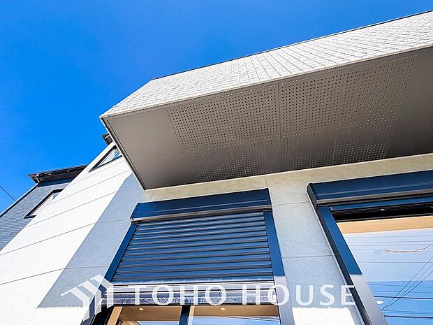 台風などの激しい雨風からお家を守るのはもちろん、空き巣対策などの防犯抑止や防音にも効果を発揮します。