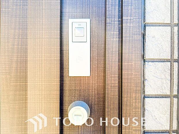 ICチップを用いたカードキー等で玄関扉の施錠&解錠が出来る設備。最近は鍵穴の無いドアも増えてます。