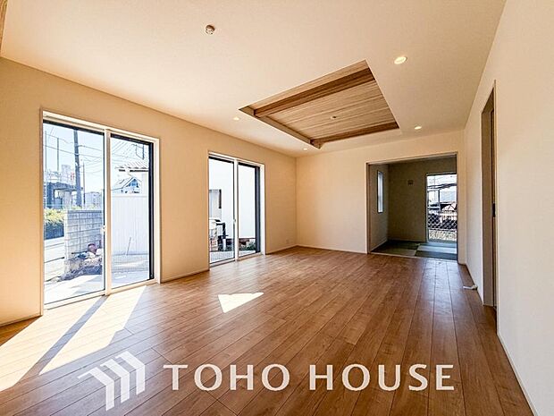 光が注がれる青い空から鮮やかに赤色にゆっくりと染まる。そんな優しい時間がここでは流れてゆく。