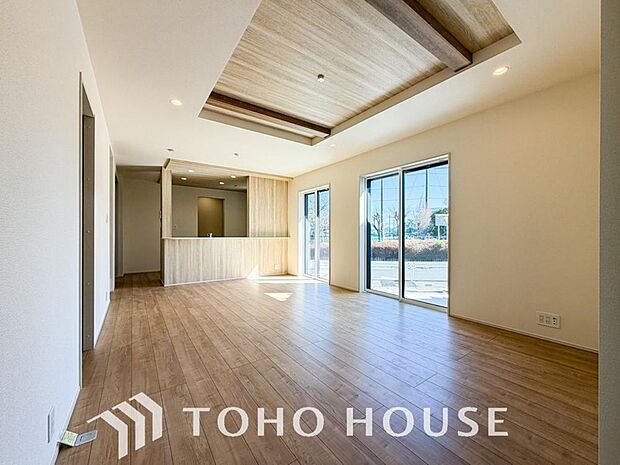 リビングも広く設け、訪れる人々を暖かく迎えてくれます。