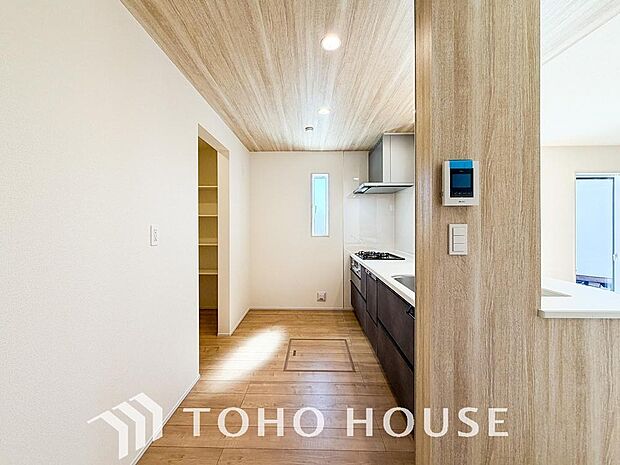 ご家族みんなで調理ができる位のスペースを実現したキッチン空間となっております。