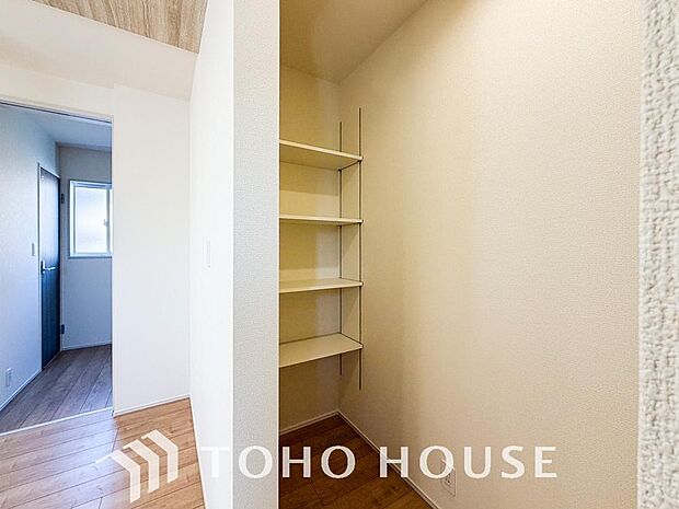 忙しい共働き世帯など、食品の買い置きや日用品のストックに大変便利なパントリー収納が備わってます。