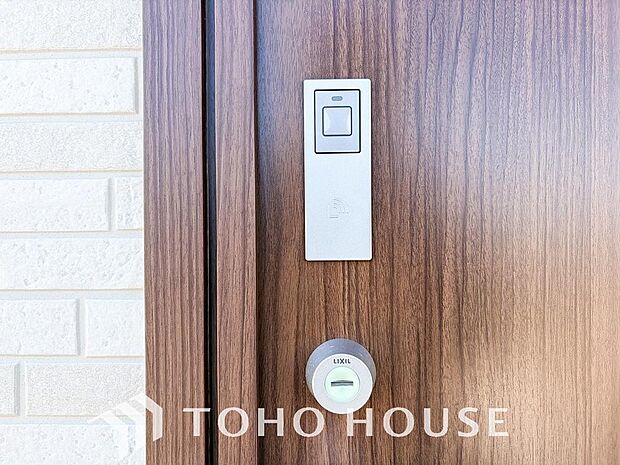 ICチップを用いたカードキー等で玄関扉の施錠&解錠が出来る設備。最近は鍵穴の無いドアも増えてます。