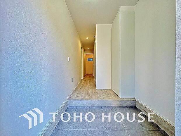 温かみのある色合いでデザインされた玄関は、優しい雰囲気です。帰りたくなる、安息の住まいです。