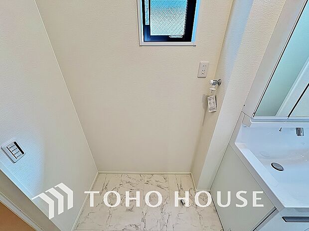 洗濯機を置くのに充分なスペースを確保しております。