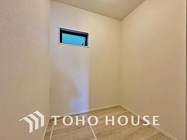 建物内部の収納には拘りました。共有部分に設けた収納。お荷物が多い方にも安心です。