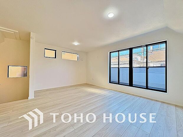 光が注がれる青い空から鮮やかに赤色にゆっくりと染まる。そんな優しい時間がここでは流れてゆく。