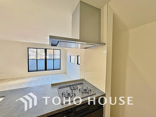 最新のレンジフードは静音性や省エネ性能が向上しデザインもスタイリッシュ。効率的な換気で料理を快適に。