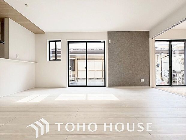 リビングも広く設け、訪れる人々を暖かく迎えてくれます。