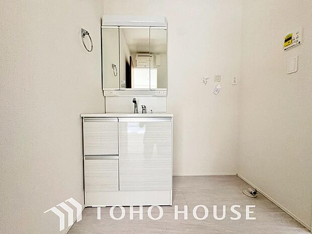 手で洗いたい大切な服など、広く使えると助かる洗面台は汚れの付きにくい形状と素材で造られております。