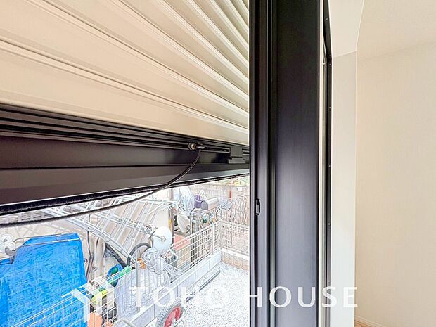 戸建にも防犯機能のシャッターを完備しております。寒い冬でも中からの開閉が可能です。