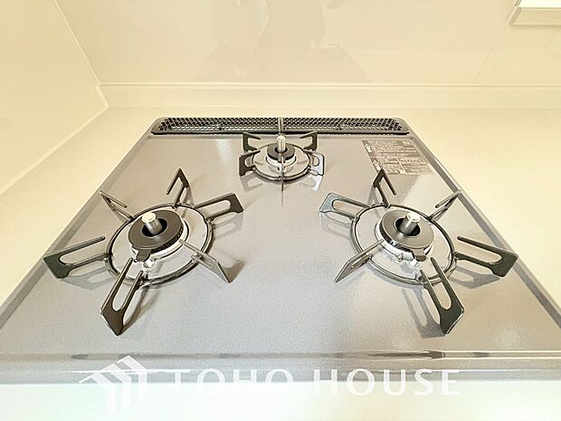 見た目に美しくインテリア性にも優れお掃除も簡単。3口コンロで忙しくても同時に調理で便利ですね。