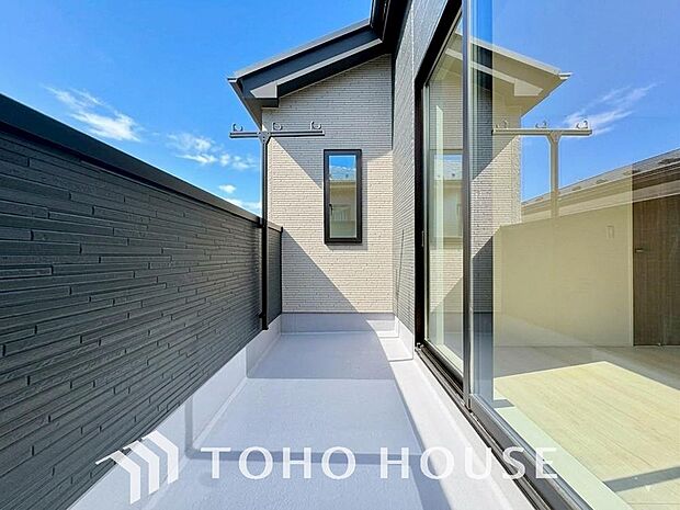夜空の煌めきや、室内への通風や採光へ一役。ガーデニング等も充分に楽しめる広さを確保しております。