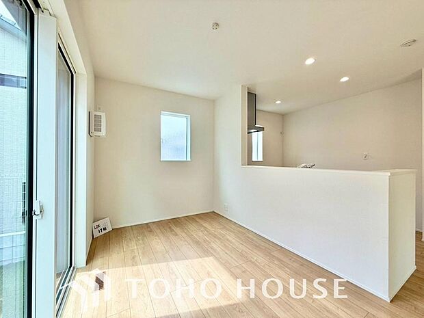 心温まるくつろぎを楽しめるリビングは、静かで落ち着いた癒しの空間となり、家族とゆったり過ごせます。