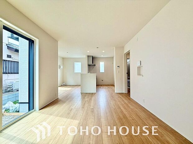 光が注がれる青い空から鮮やかに赤色にゆっくりと染まる。そんな優しい時間がここでは流れてゆく。