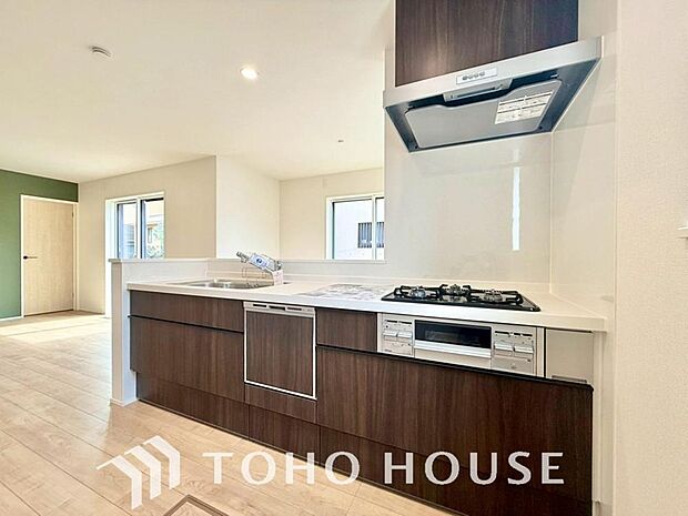 家族みんなでゆったりと調理や食事の準備ができる十分な広さを確保した、快適なキッチンスペース。