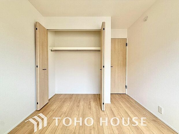 落ち着いたカラーの室内。インテリアやファブリックでお好みのテイストデザインを取り入れて頂けます。