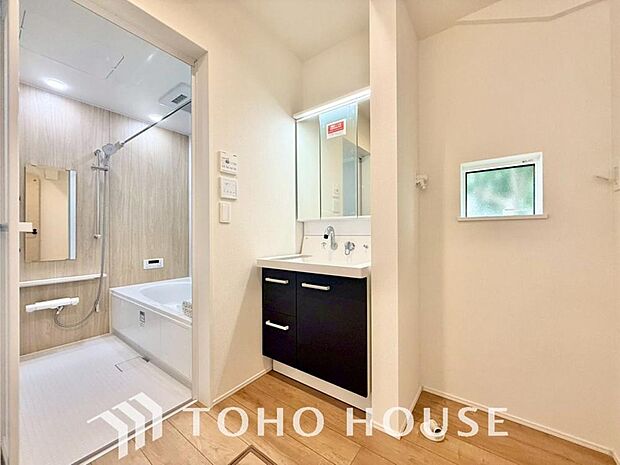 平日の朝であっても、落ち着きとくつろぎを感じられる空間。気持ちよく身だしなみを整えられます。