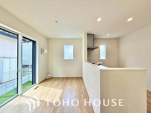 通風と採光を考慮したリビングは地域の鼓動を感じながらお寛ぎ頂くことが可能です。