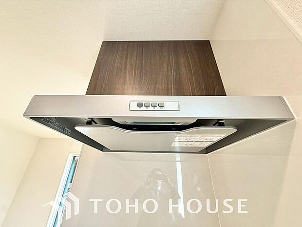 「レンジフード」見た目すっきりのスリムタイプのレンジフードが最近の流行りです。そのスタイリッシュな見た目からインテリアの一部としてもデザイン性が重視されています。掃除のし易さも◎。