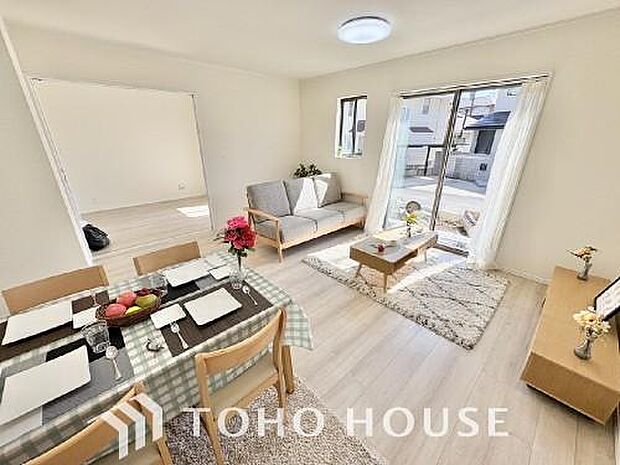 光と風があふれる開放的なリビングダイニングには自然と家族みんなが集まってきます。