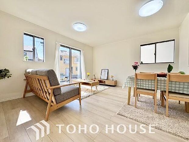 一日の中で多くの時間を過すことになるリビング。爽やかな通風と採光を存分に感じる事が出来る空間です。