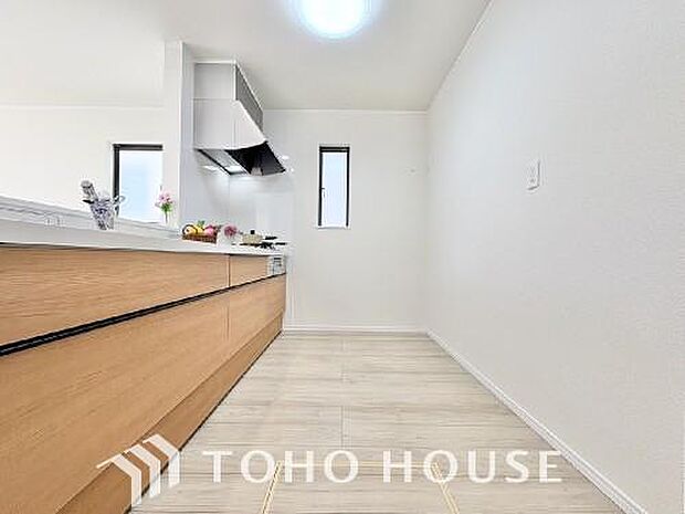 大型の冷蔵庫も配置できる広々としたキッチンスペースでお料理や家事をスムーズに進めることができます。