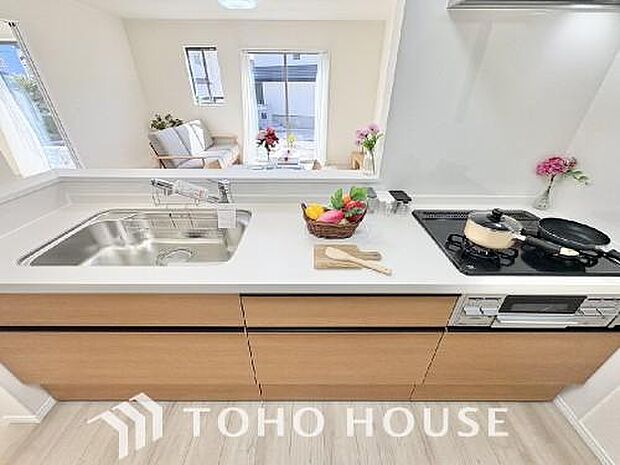 美しく使いやすいキッチン空間。優しい温もりを醸し出すキッチンは料理の為の配慮を随所に注ぎました。