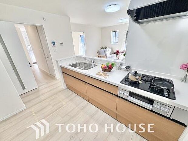 広々キッチンを採用。みんなで作った料理を召し上がりながらの会話は、どのような物になるのでしょうか。