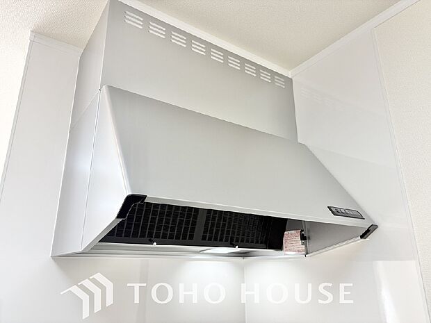 昨今主流のスリムタイプのレンジフード。スタイリッシュな見た目からインテリアとしても人気がある型です。