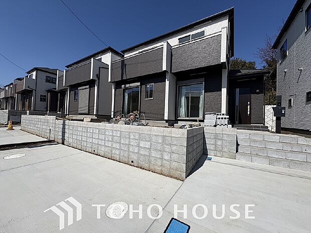 街並みや周辺の環境に呼応しながら、美しく、そして毎日の暮らしを考慮した機能性の高い住まい。