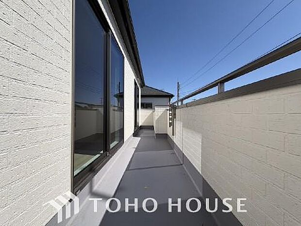 暖かい陽ざしが差込むバルコニー。晴れた日には、洗濯物が良く乾きます。風通しも良好です。