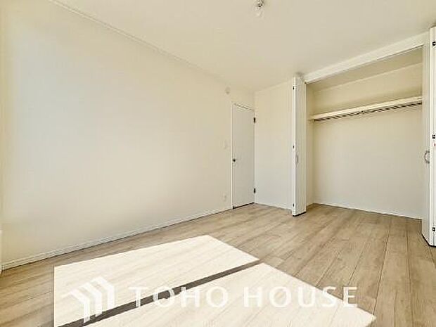 居室にはクローゼットを完備し、自由度の高い家具の配置が叶うシンプルな空間です。