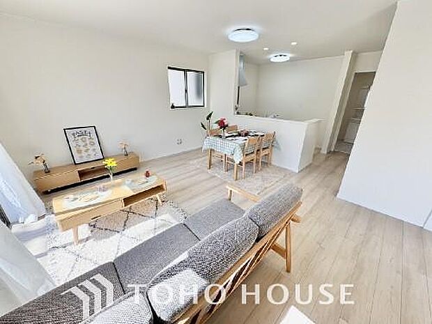 光が注がれる青い空から鮮やかに赤色にゆっくりと染まる。そんな優しい時間がここでは流れてゆく。