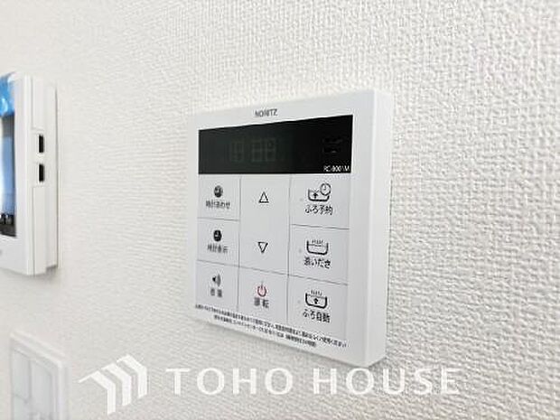 スイッチひとつで湯を浴槽に張ったり、保温や追い焚き機能を自動で行える便利なオートバスシステムを搭載。