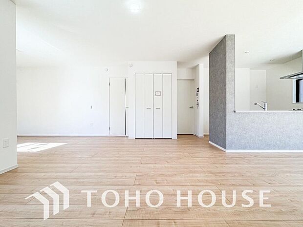 爽やかな通風と採光を存分に感じる事が出来る空間。毎日の暮らしに癒しをもたらす居心地の良いリビング。